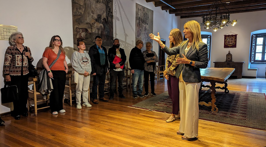 La subsíndica general, Sandra Codina, adreçant-se als visitants (Consell General)