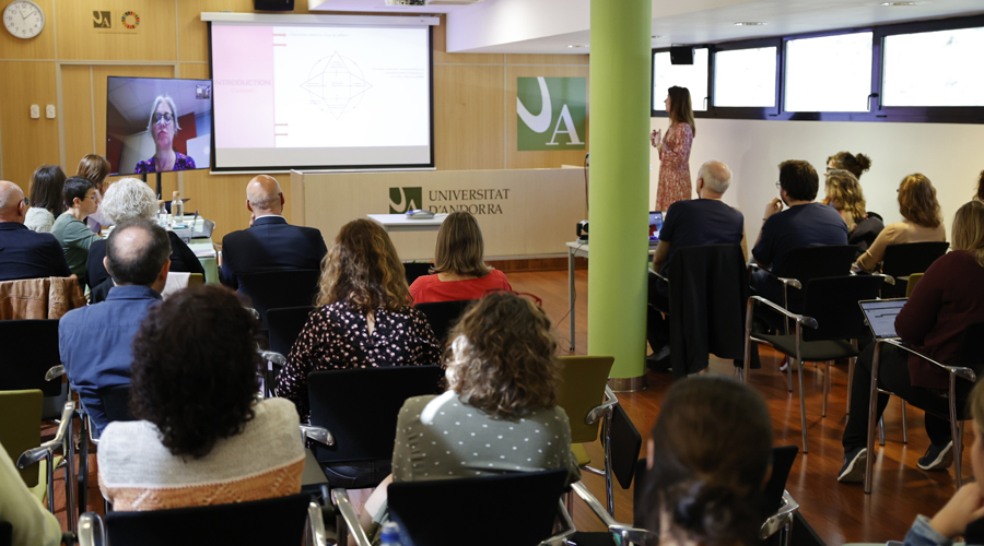Cèlia Baró defensant la tesi doctoral (UdA)