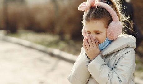 Una nena patint un atac de tos