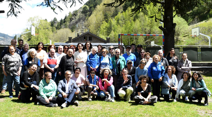 Voluntaris, autoritats i mossèn Ramon de Canillo en una foto de família (SFG)