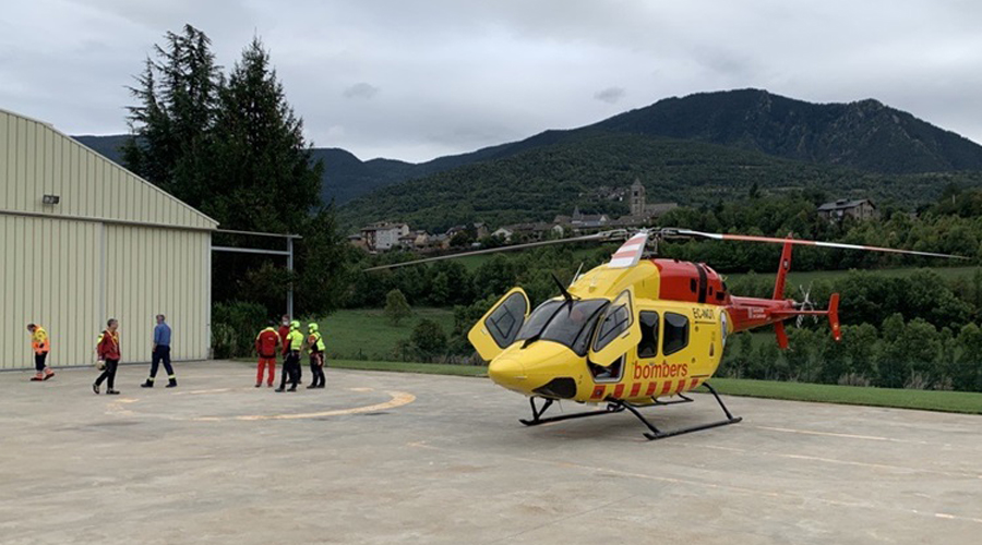 Un helicòpter del Cos de Bombers de la Generalitat a l'heliport de Tírvia (Pallars Sobirà)