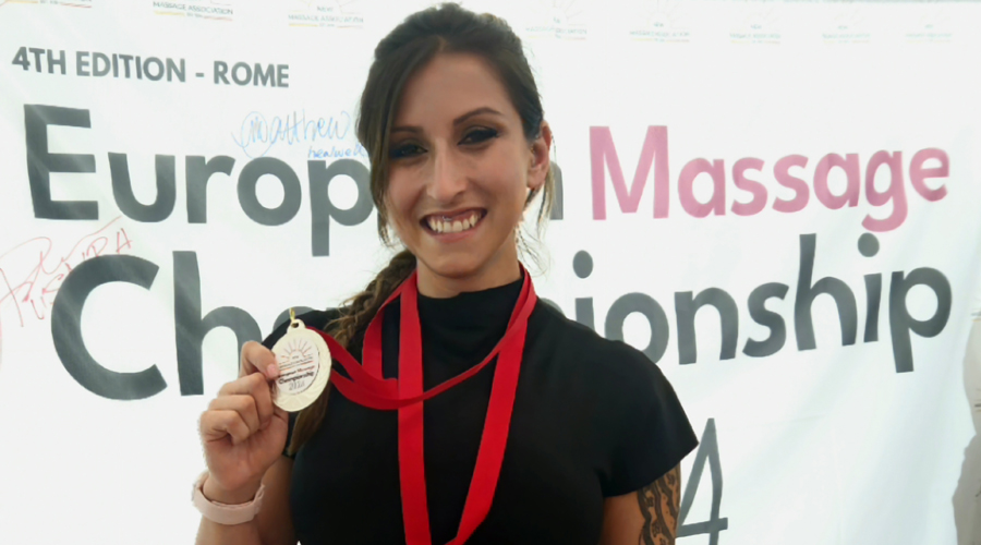 Satisfacció de Débora Eunice amb la seva medalla (cedida)