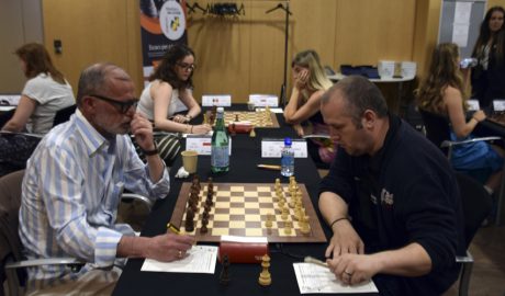 A l'esquerra, el Gran Mestre Igor Efimov, líder en solitari del torneig