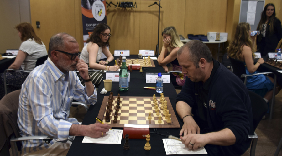 A l'esquerra, el Gran Mestre Igor Efimov, líder en solitari del torneig (FEVA)