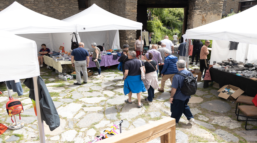 Algunes de les parades i públic que va apropar-se al mercat (Comú d'Ordino)