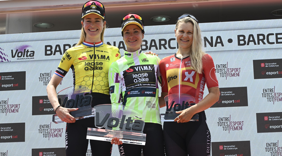 Podi final de la general de la Volta femenina amb Marianne Vos al centre de la foto com a líder indiscutible (la Volta a Catalunya)