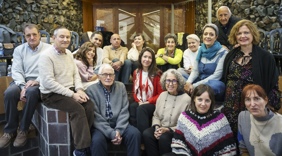 Artistes de la Xarranca davant la seva seu, a l'Institucional (la Xarranca)