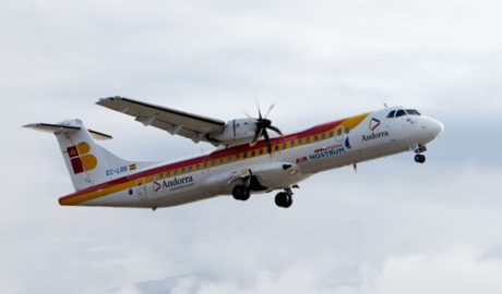 Un dels avions que presten servei a l'aeroport Andorra - La Seu