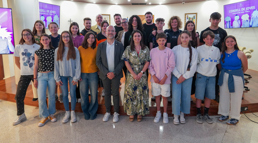 Els participants al Consell de Joves amb la cònsol major al centre de la foto (Comú d'Encamp)
