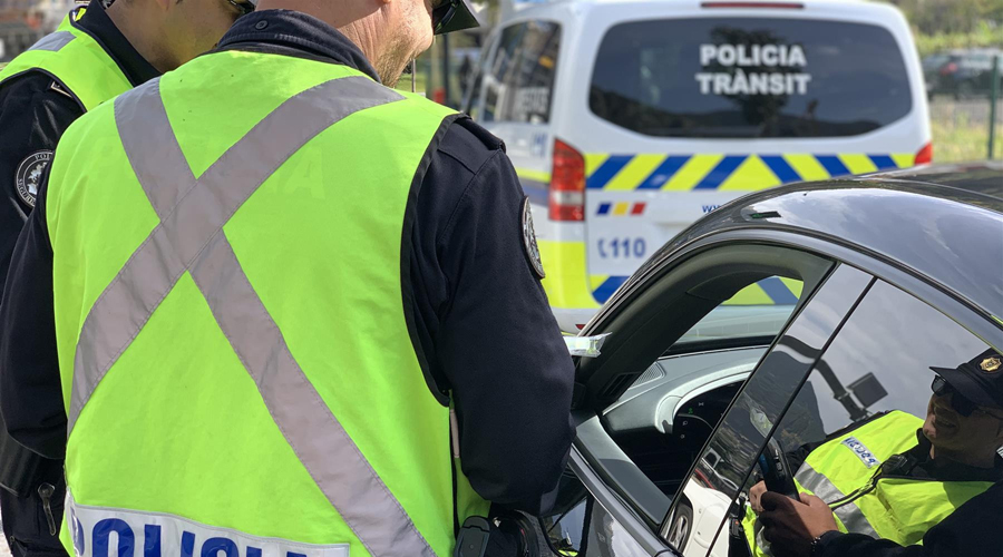 Dos agents en un control d'alcohol i drogues (Policia d'Andorra)