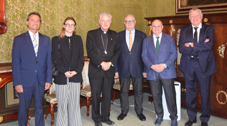 Al centre, el copríncep amb els membres del COA (Bisbat d'Urgell)