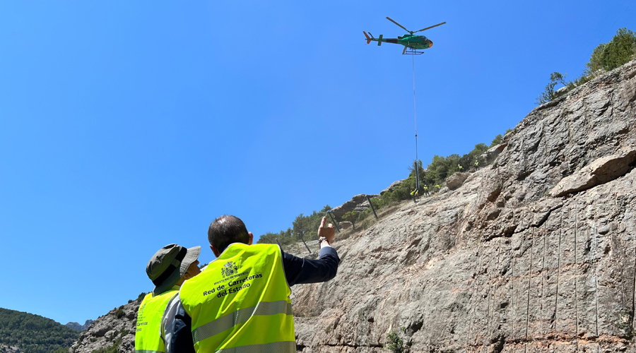 Juan Antoni Romero i José Crespín observant els treballs amb l'ajut de l'helicòpter (Subdelegació Govern espanyol)