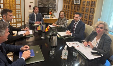 A l'esquerra, Vicenç Mateu, ambaixador d'Andorra a Espanya i al seu costat, el secretari d'Estat, David Forné