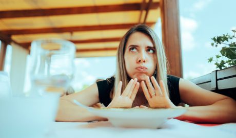 Una dona a la que li costa menjar