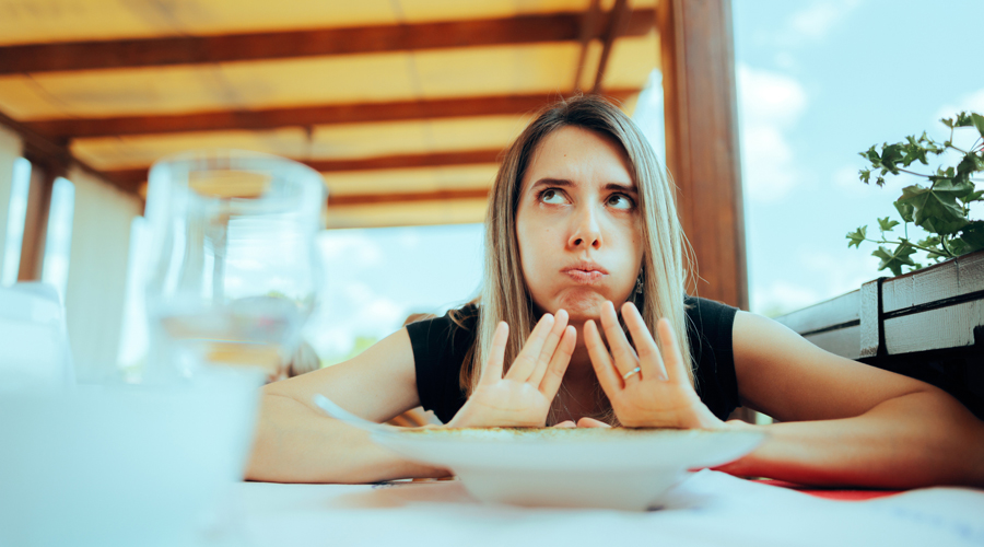 Una dona a la que li costa menjar (Getty images)