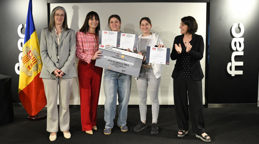 Les guanyadores del RECcrea rebent el xec simbòlic de mans de la ministra Mònica Bonell (SFGA)