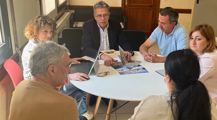 Joan Talarn -al centre de la imatge-, a l'Ajuntament de Fígols i Alinyà (Foto: DdL)