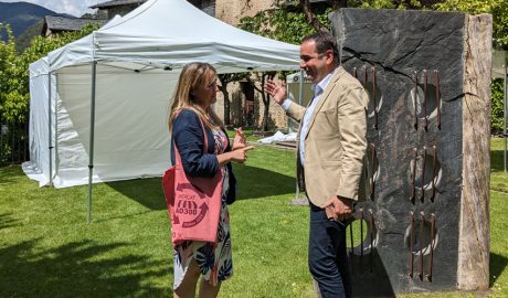 Jordi Serracanta amb la cap de departament de Turisme del Comú, Cristina Ariño, als jardins de Casa Rossell