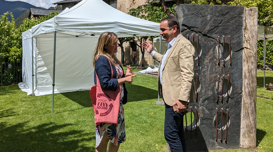 Jordi Serracanta amb la cap de departament de Turisme del Comú, Cristina Ariño, als jardins de Casa Rossell (Comú d'Ordino)