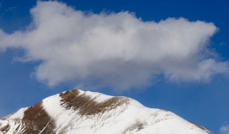 El cim d'una muntanya amb restes de neu