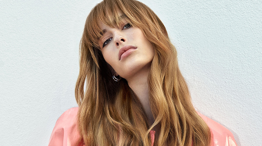 Una dona que sap lluir look amb tons estiuencs (Montbello)
