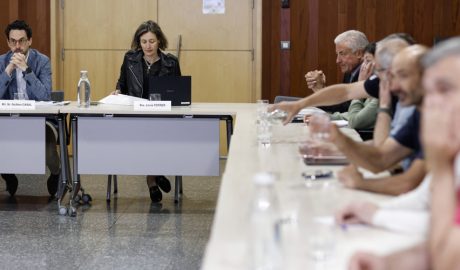 A l'esquerra, el ministre Guillem Casal, presidint la Comissió de Seguiment de la Caça