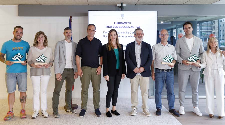 Els guanyadors en l'entrega de premis amb Alain Cabanes i Helena Mas al centre de la foto (SFGA)
