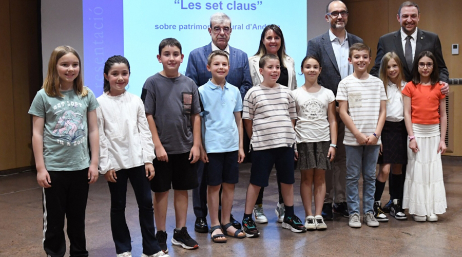 Lliurament de premis del concurs de relats Les set claus, amb el ministre Ladislau Baró al centre (SFGA)