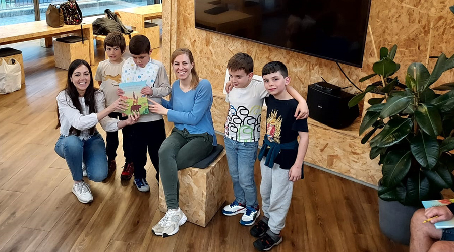 La mare de l'Aleix, el nen -tercer per l'esquerra- i l'autora del conte -al centre- amb infants presents a la presentació (cedida)