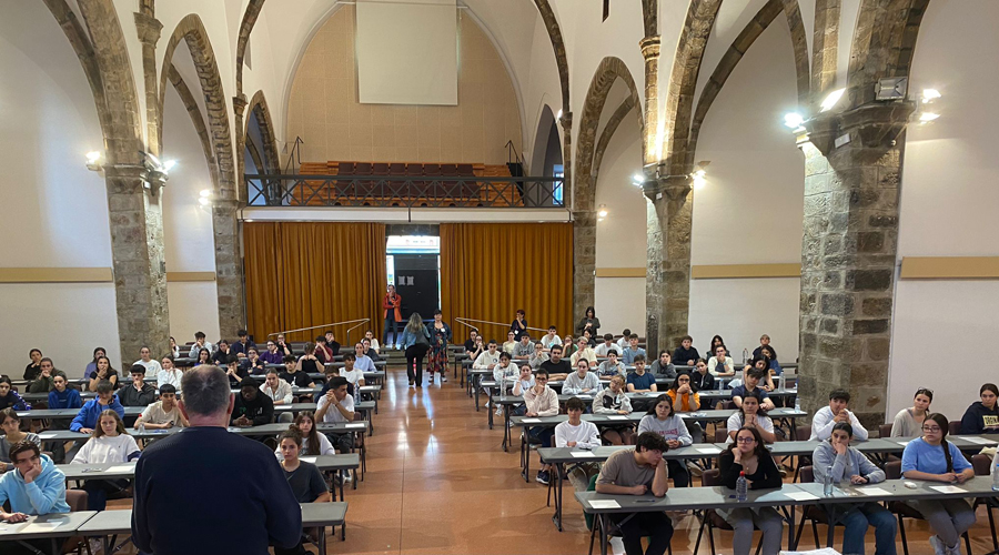 Els alumnes abans d'iniciar les proves d'accés a la universitat (Aj. la Seu)