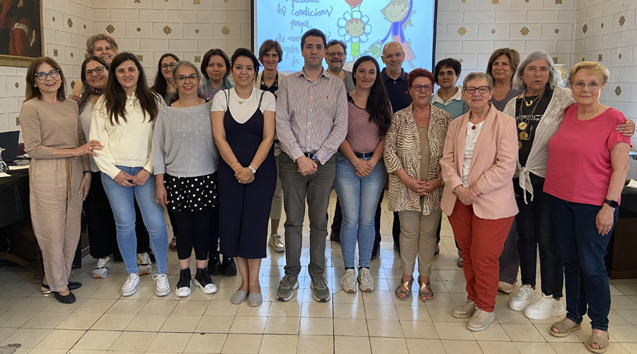 Els voluntaris d'aquest curs 2023-2024 amb l'alcalde de la Seu al centre de la foto (Aj. la Seu)