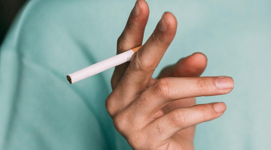 Una mà sostenint una cigarreta (SFGA)
