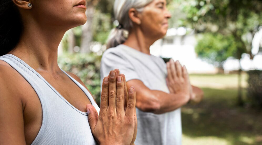 Dues dones practicant taitxí a l'aire lliure