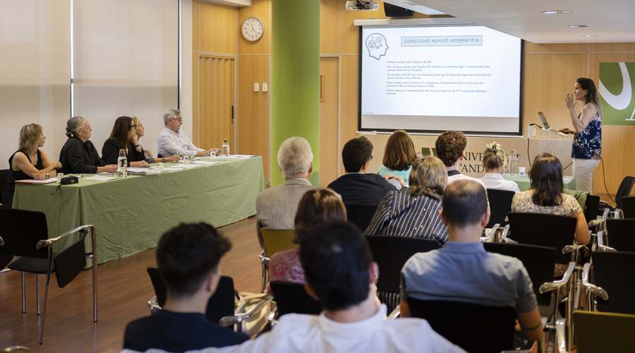 A la dreta, Anna Boada, defensant la seva tesi doctoral (UdA)