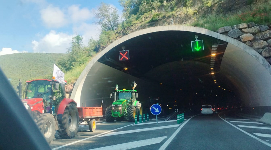 Tractors adreçant-se cap a la Seu després d'obrir el pas al trànsit cap Andorra (Fòrum.ad)