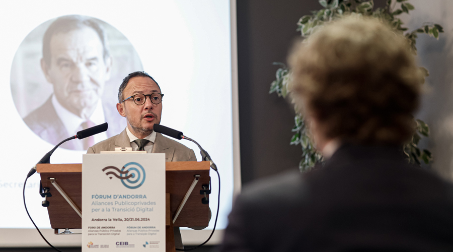 Xavier Espot, amb una imatge projectada d'Andrés Allamand, intervenint al Fòrum digital d'Andorra (SFGA)