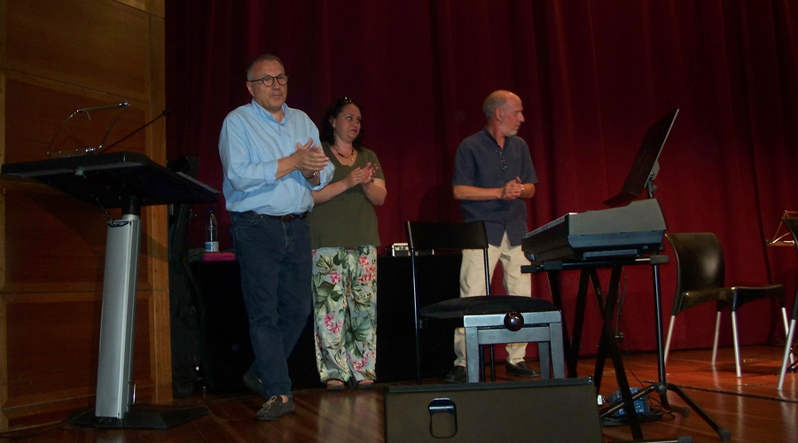 El conseller Valentí Closa, la professora de piano Lumi Sada i el professor de guitarra Àngel Garcia, aplaudint al final del festival