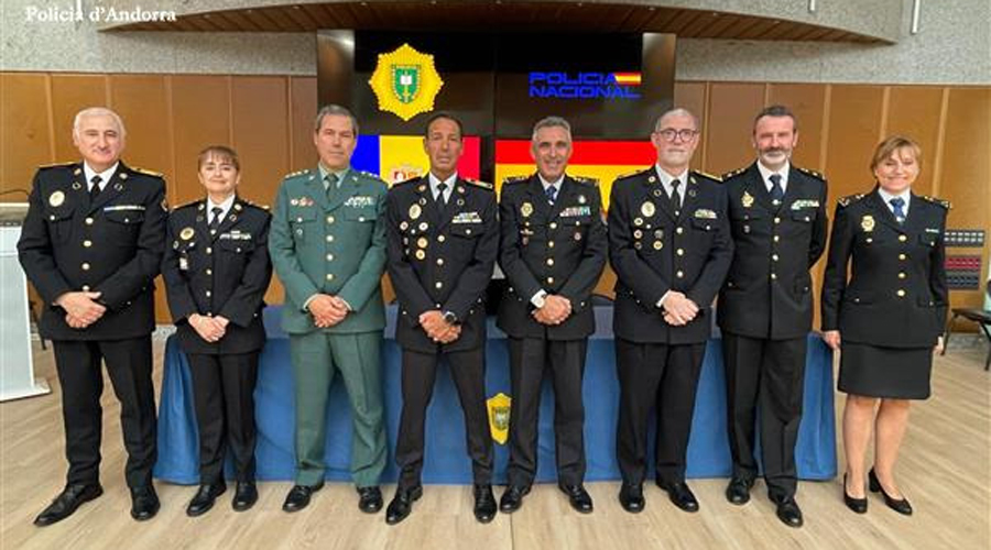 Bruno Lasne -quart per l'esquerra- amb els comandaments de la Policia Nacional i Guàrdia Civil (Policia d'Andorra)