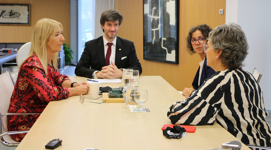 Els síndics Sandra Codina i Carles Ensenyat amb les conselleres Judith Casal i Susanna Vela del PS (Consell General)
