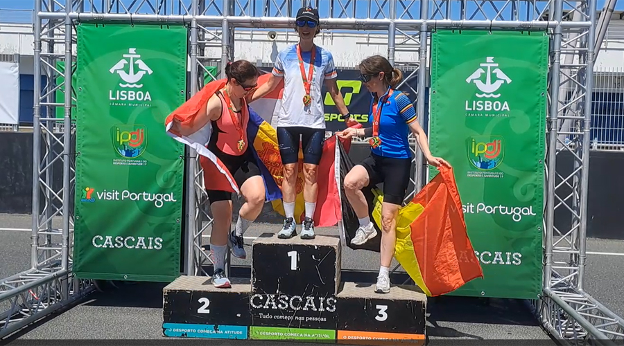 La ciclista, Mari Martínez, dalt de tot del podi amb la medalla d'or (ATIDA)