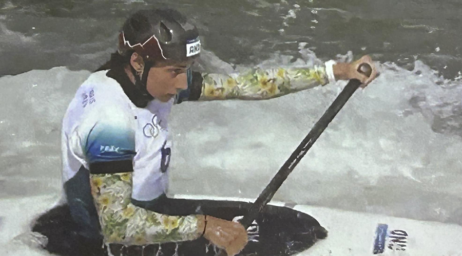 Mònica Dòria a les classificatòries de C1 femení, des de la pantalla instal·lada a la sala d'actes de l'Ajuntament de la Seu (RàdioSeu)