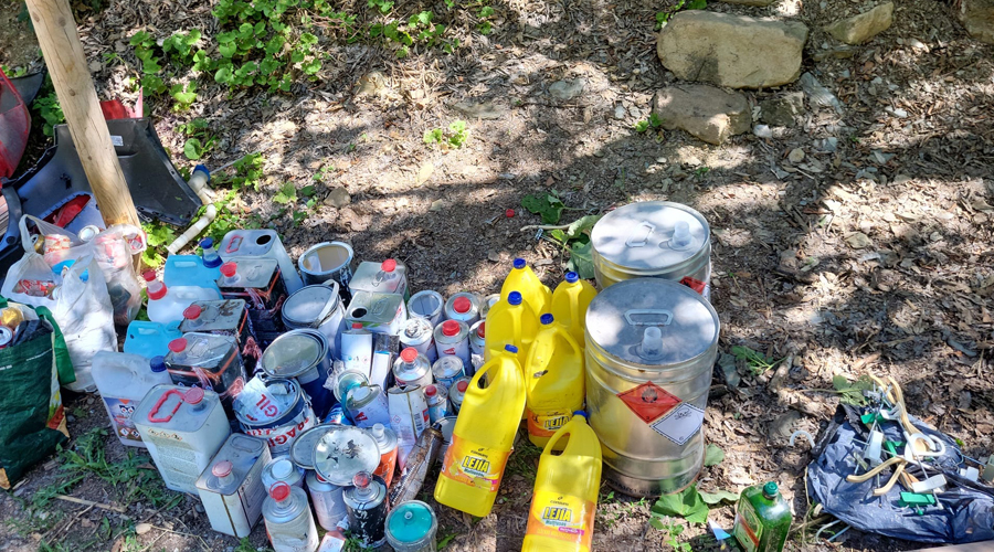 Abocats una gran quantitat de residus en un barranc a Ribera d'Urgellet (Foto: Per una Catalunya Neta)