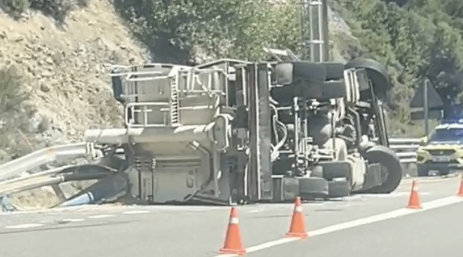 Camió bolcat a la C-14 a prop del túnel de Tresponts, aquest dissabte (Imatge: Valeria Doino / RàdioSeu)