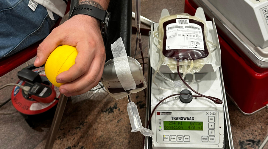 Un donant contribuint a la campanya (Creu Roja Andorrana)