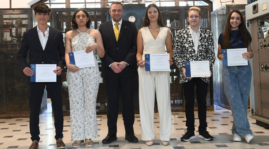 Bardina -al centre- un cop lliurats els premis als estudiants (SFGA)