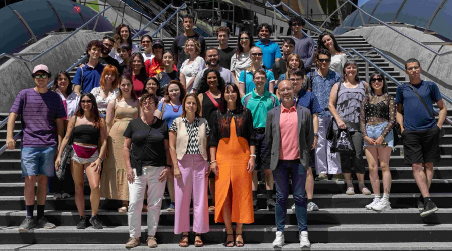 Al centre, a la primera fila, Rosa Gili i Mònica Bonell amb els estudiants vinguts d'arreu del món (SFGA)