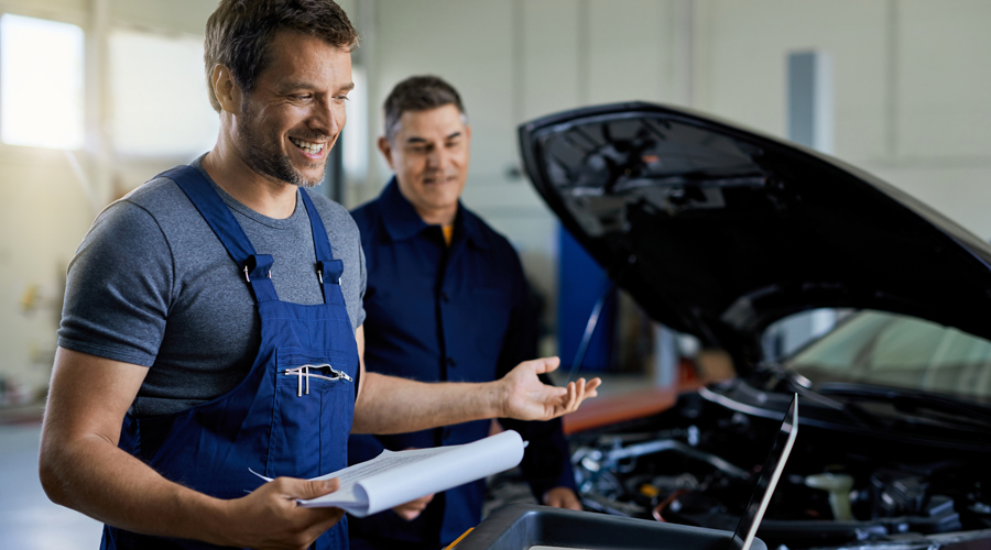 Un mecànic revisant un cotxe (Getty images)