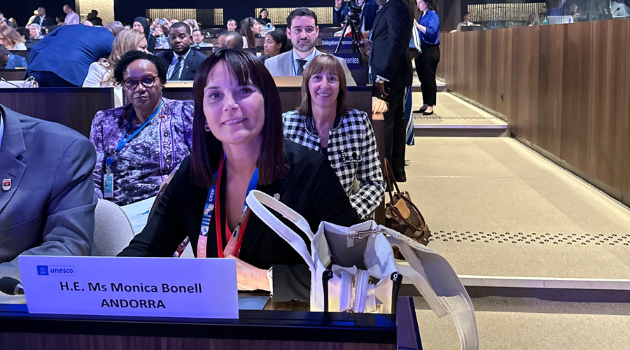 En primer terme, la ministra Mònica Bonell, a París (SFGA)