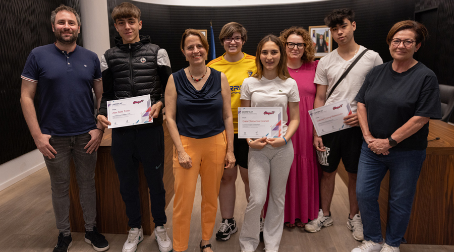 Lliurament dels diplomes del programa Ocupa't amb la cònsol Rosa Gili, tercera per l'esquerra (comuee)