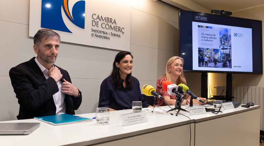 Joan Micó, Sol Rossell i Maria Segarra durant la presentació dels resultats de l'Observatori del Comerç (CCIS)